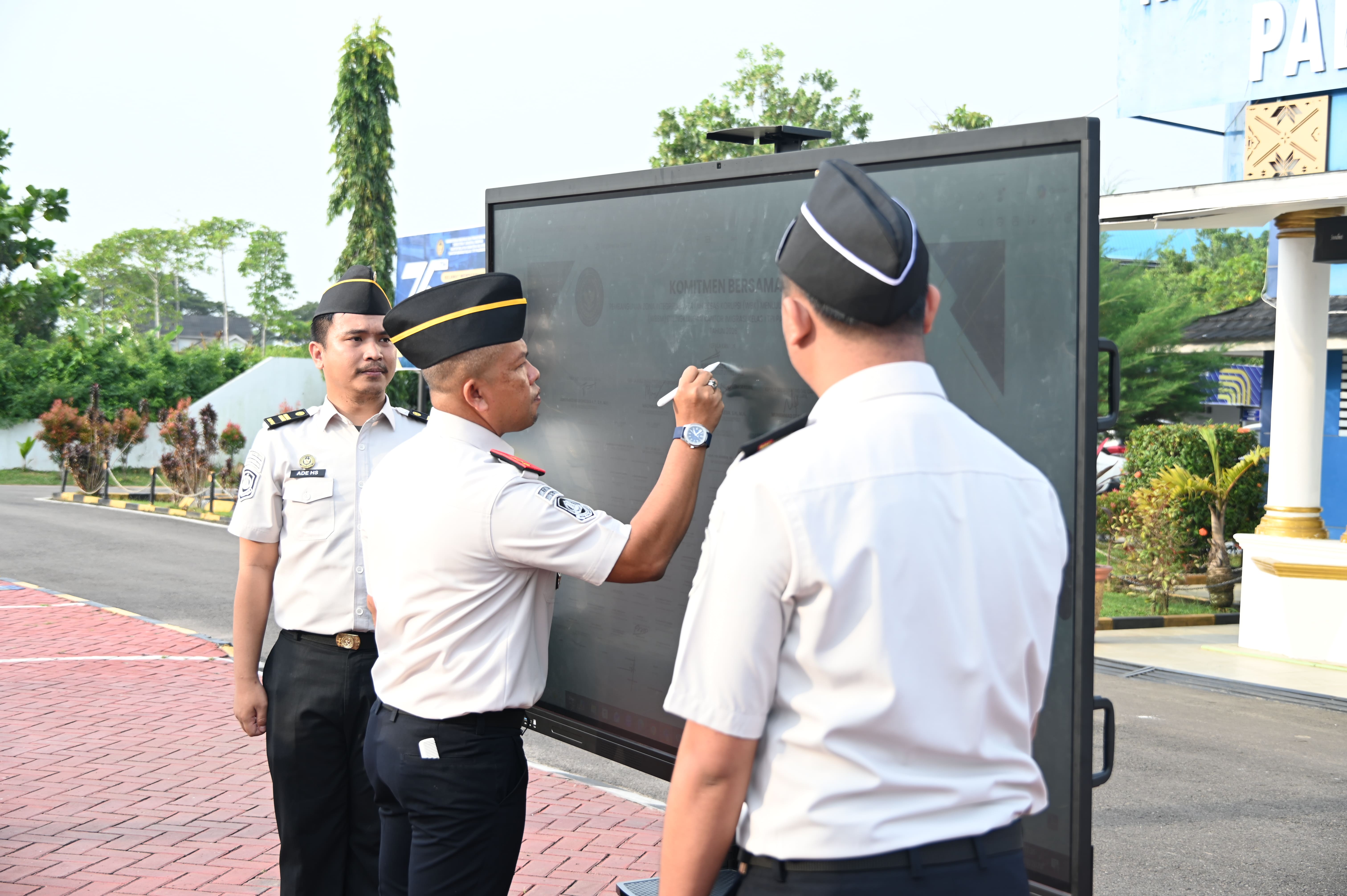 Komitmen Bersama Menuju WBBM 2026, Imigrasi Palembang Laksanakan Apel dan Penandatanganan Pakta Integritas
